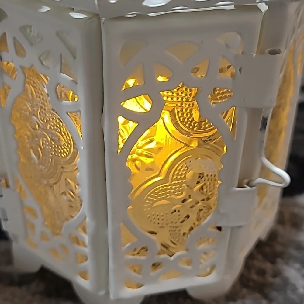 GALLERY OF LIGHT METAL CUT-OUT GLASS PANES CANDLE LIGHT LANTERN